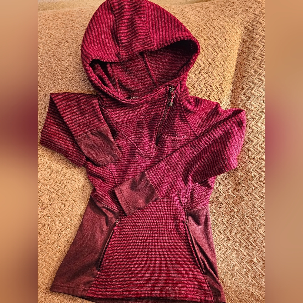 Woman's Medium Avalanche Outdoor Pullover
